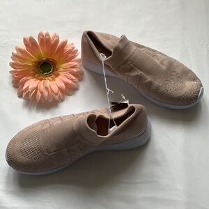 𝅺🌟nwt Bobbi Brooks Stretch Slip On Sneakers🌟